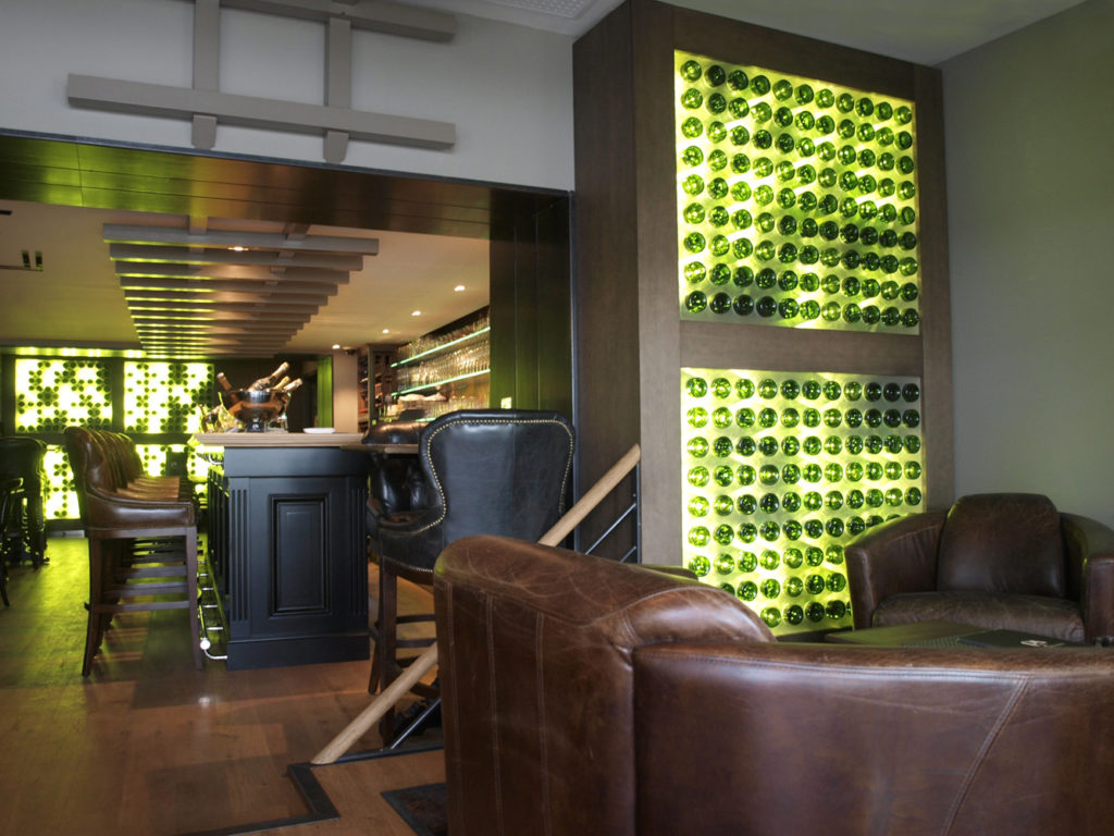 décoration avec bouteille de vin dans un pub